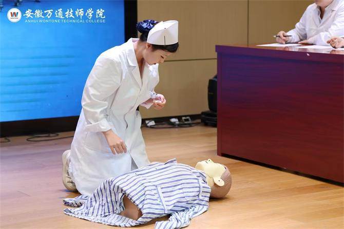 图片包含 室内, 人, 桌子, 男人
AI 生成的内容可能不正确。