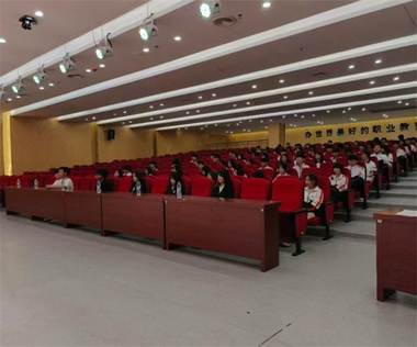 图片包含 室内, 建筑, 飞机场, 大
AI 生成的内容可能不正确。