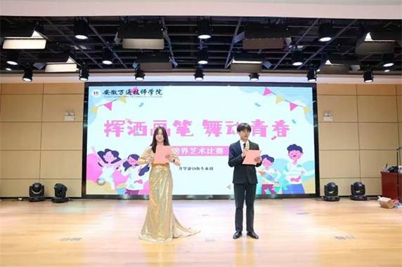 图片包含 室内, 天花板, 站, 年轻
AI 生成的内容可能不正确。