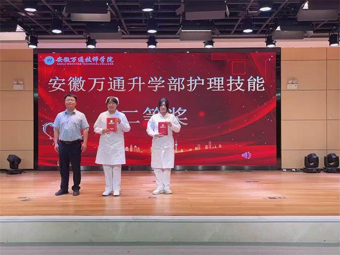 一群人站在台上
AI 生成的内容可能不正确。