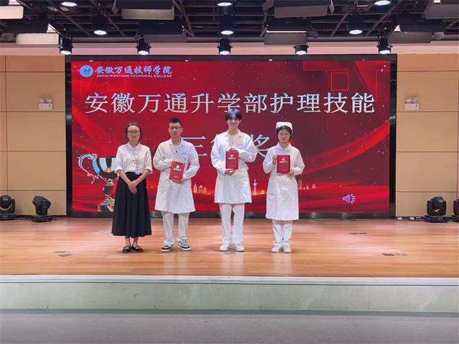 一群人站在台上
AI 生成的内容可能不正确。