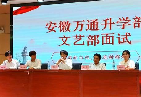 人们在看台上的人和男子的照片和文字
AI 生成的内容可能不正确。