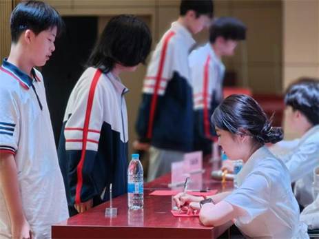 一群人正在用餐聊天
AI 生成的内容可能不正确。