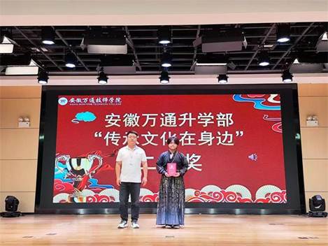 墙上有招牌
AI 生成的内容可能不正确。