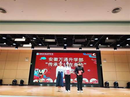 图片包含 室内, 男人, 桌子, 笔记本
AI 生成的内容可能不正确。