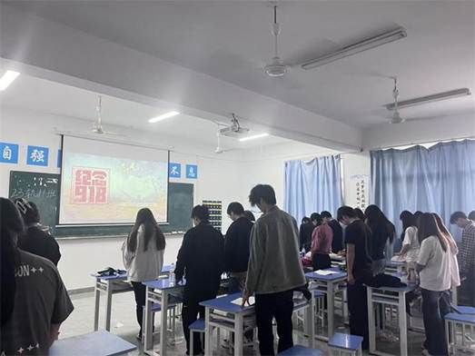 一群人在餐厅里
AI 生成的内容可能不正确。