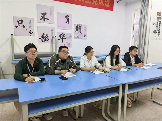 一群人坐在桌子前

AI 生成的内容可能不正确。