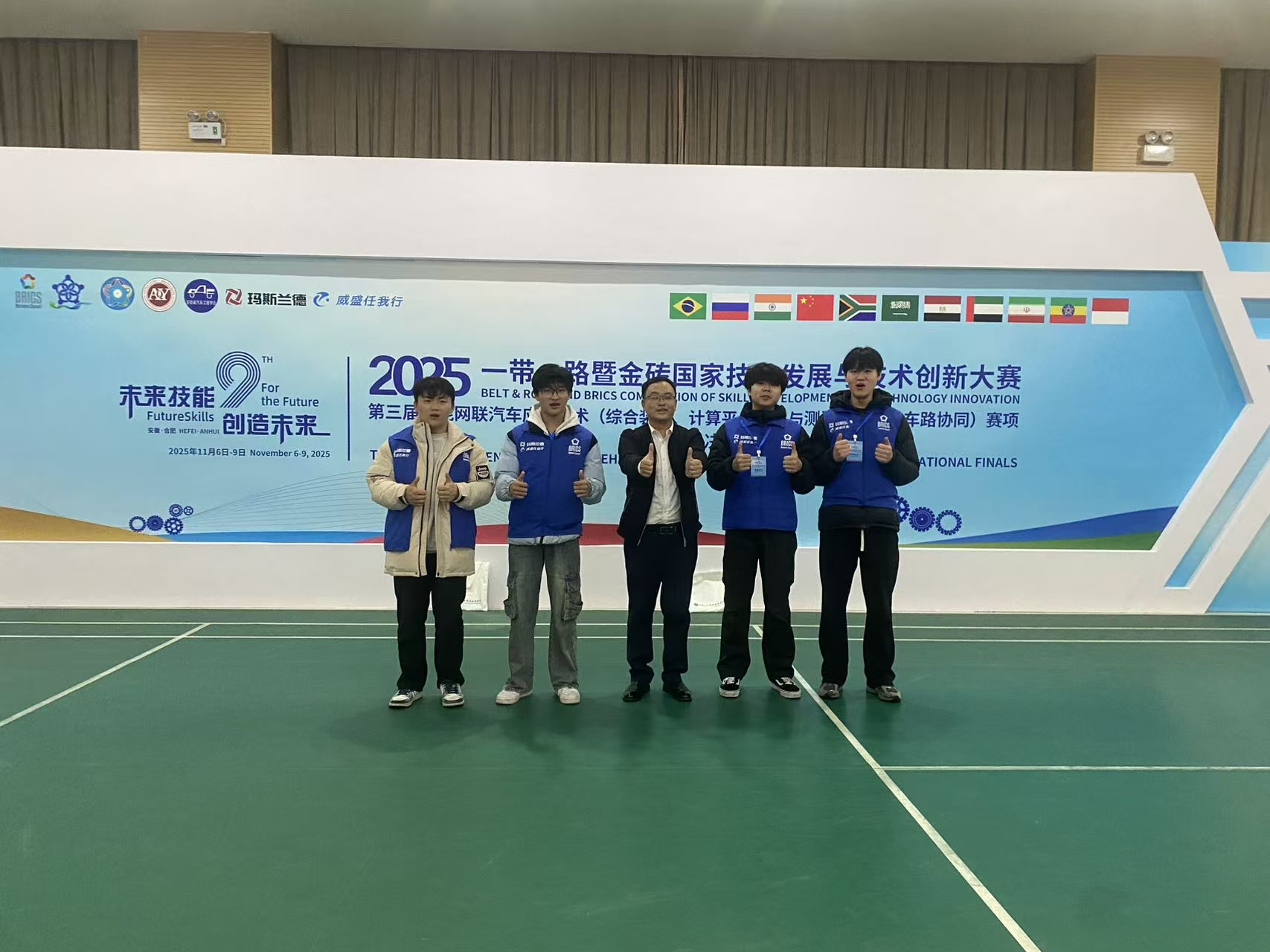 教务副主任梅双与参赛同学 教务副主任梅双与参赛同学