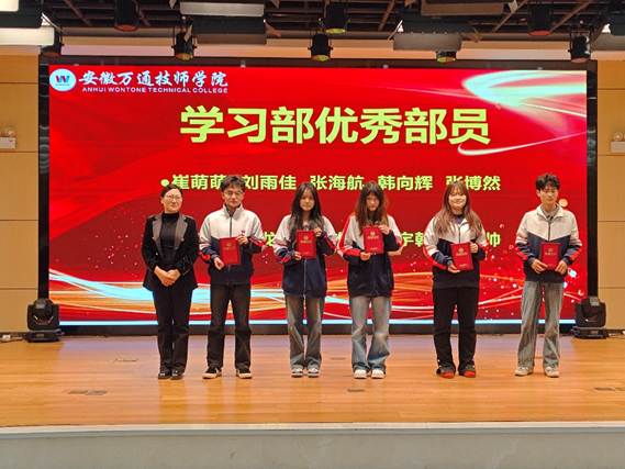 一群人站在台上
AI 生成的内容可能不正确。