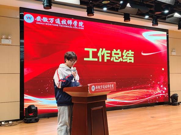 人站在巴士前
AI 生成的内容可能不正确。