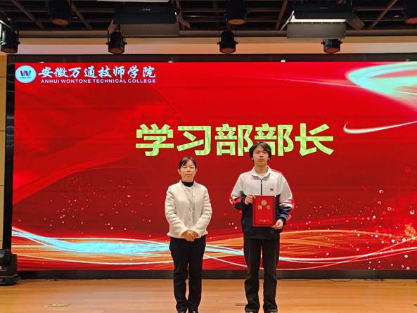 图片包含 站, 男人, 女人, 巴士
AI 生成的内容可能不正确。