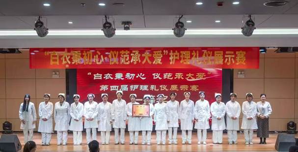 一群人站在台上

AI 生成的内容可能不正确。