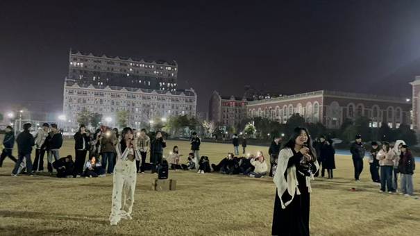 一群人站在建筑前
AI 生成的内容可能不正确。