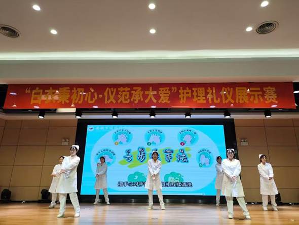 人们在看台上的人在电视前

AI 生成的内容可能不正确。