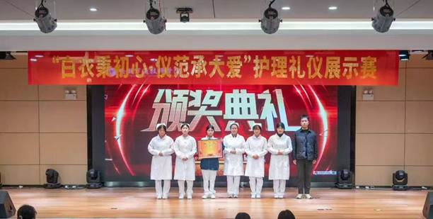 图片包含 室内, 桌子, 房间, 男人

AI 生成的内容可能不正确。