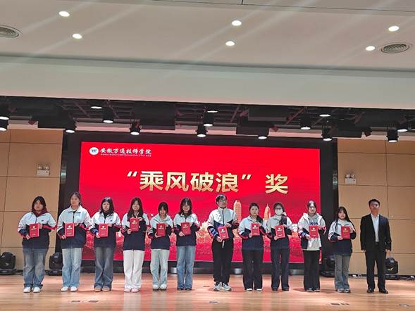 一群人站在台上

AI 生成的内容可能不正确。