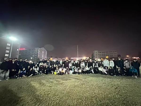 草地上的人群
AI 生成的内容可能不正确。