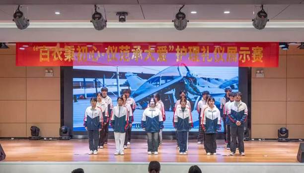 一群人站在室内

AI 生成的内容可能不正确。