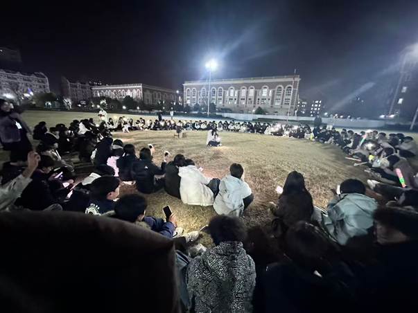 人们在看台上的人和观众
AI 生成的内容可能不正确。