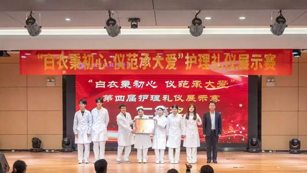 人们在看台上的人在商店里

AI 生成的内容可能不正确。