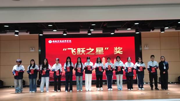 一群人站在台上

AI 生成的内容可能不正确。