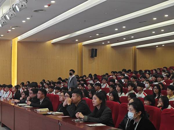 礼堂里有许多人
AI 生成的内容可能不正确。