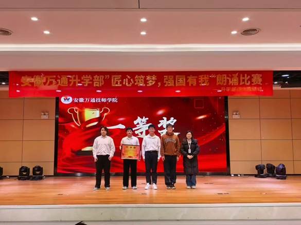 人们在看台上的人在房间里

AI 生成的内容可能不正确。