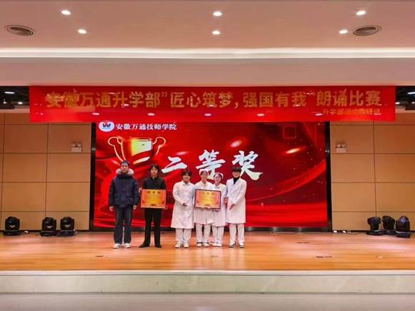 图片包含 站, 桌子, 柜台, 礼堂

AI 生成的内容可能不正确。