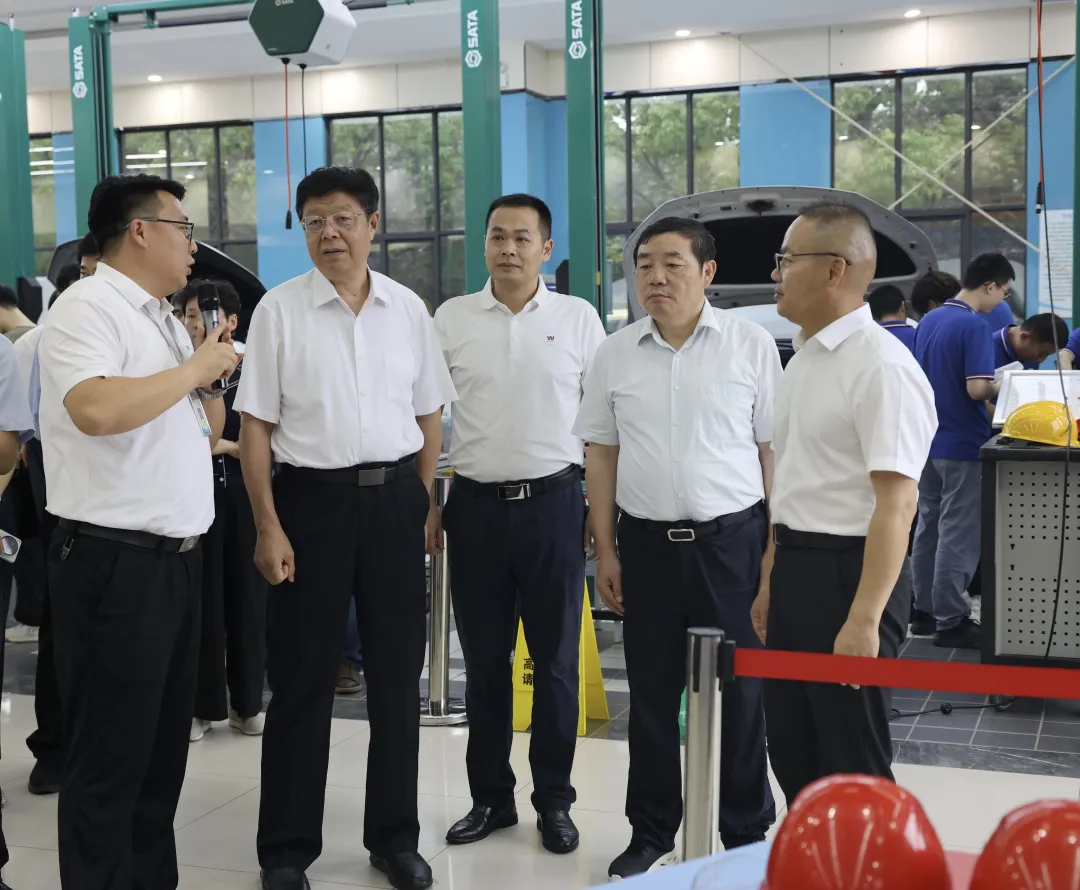 海南省人大常委会党组成员、副主任，省总工会主席闫希军（左二）、安徽省人大社会建设委员会主任委员、安徽省人大常委会社会建设工作委员会主任许继伟（右二）在中国东方教育集团总裁许绍兵（右一），安徽万通技师学院院长俞南生（左三）陪同下参观新能源实训基地.png