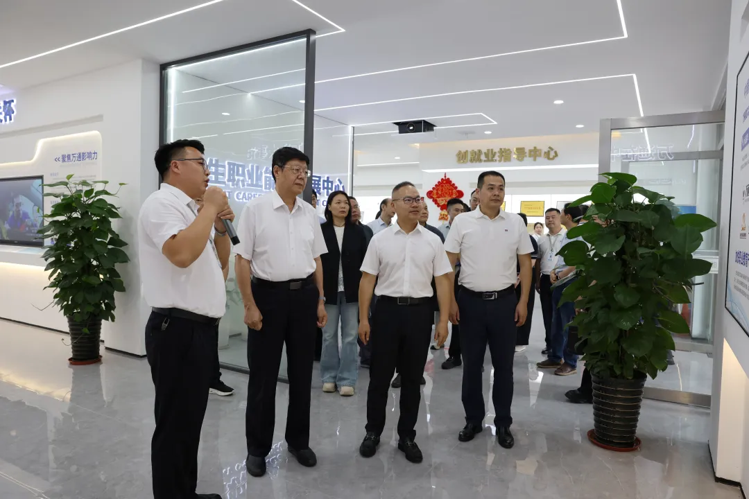 海南省人大常委会党组成员、副主任，省总工会主席闫希军（左二）在中国东方教育集团总裁许绍兵（右二），安徽万通技师学院院长俞南生（右一）陪同下参观校史馆.png
