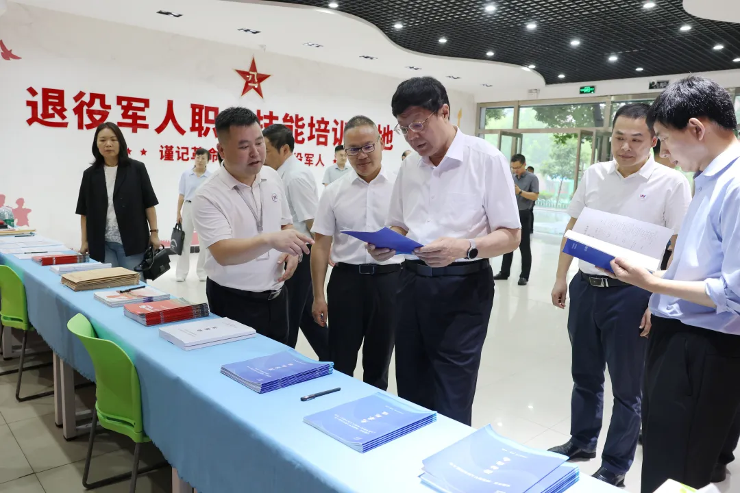 海南省人大常委会党组成员、副主任，省总工会主席闫希军（左三）、安徽省退役军人事务厅刘副厅长（右一）在中国东方教育集团总裁许绍兵（左二），安徽万通技师学院院长俞南生（右二）陪同下参观退役军人职业技能培训基地.png
