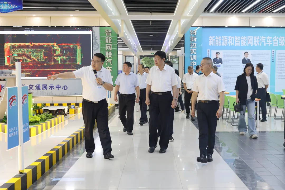 海南省人大常委会党组成员、副主任，省总工会主席闫希军（左二）在中国东方教育集团总裁许绍兵（右一）陪同下参观新能源实训基地.png