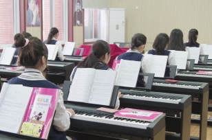 我校幼师专业钢琴科目实训