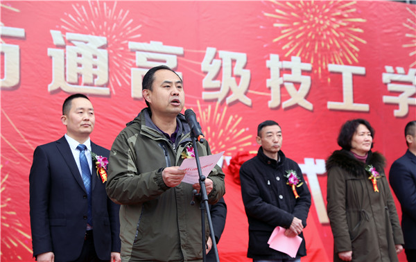 安徽省人社厅职业能力建设处副处长陈德宝宣读安徽省人社厅文件