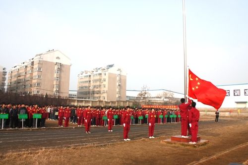 升旗：进行爱国主义教育