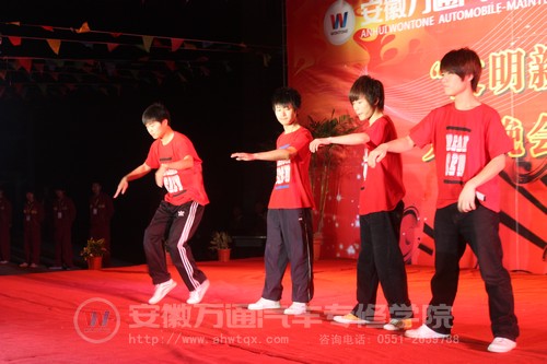 10大专班梦想工作室机械舞表演