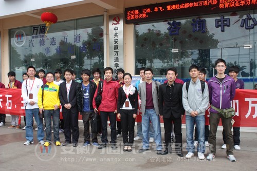 参赛学子与老师们合影