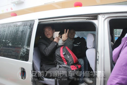 学子在校车上摆出胜利的手势