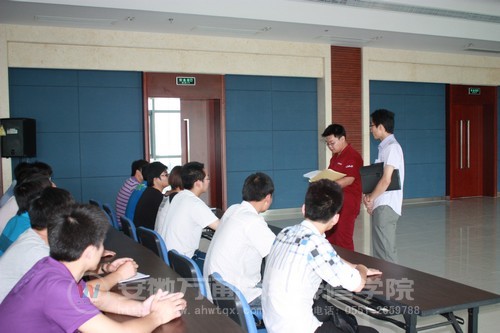 相关负责人向学生宣读相关材料