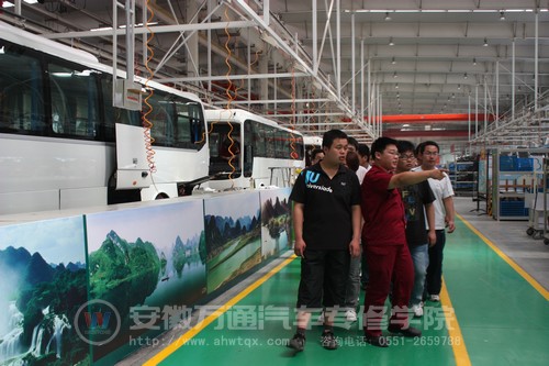 负责人为我院学生认真讲解