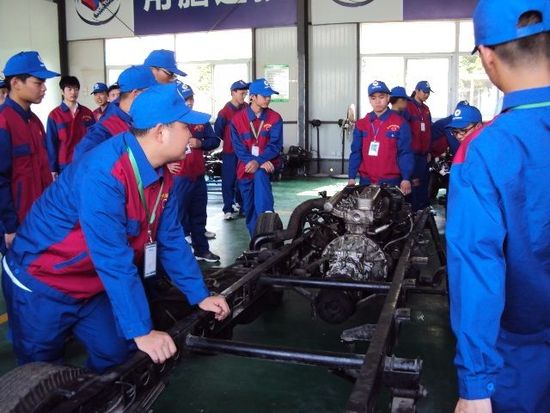 在进行实训交流的同学们