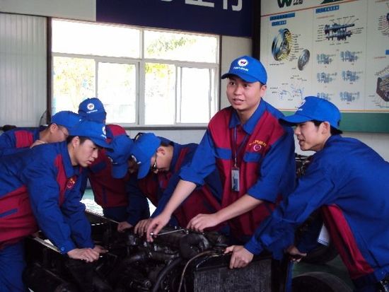 安徽万通汽车专修学院正在实训中的同学