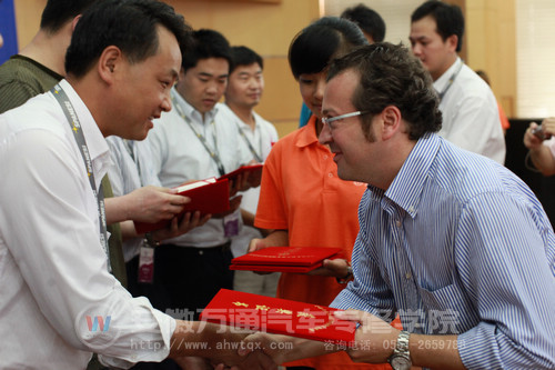 我院谢长来老师接受颁奖