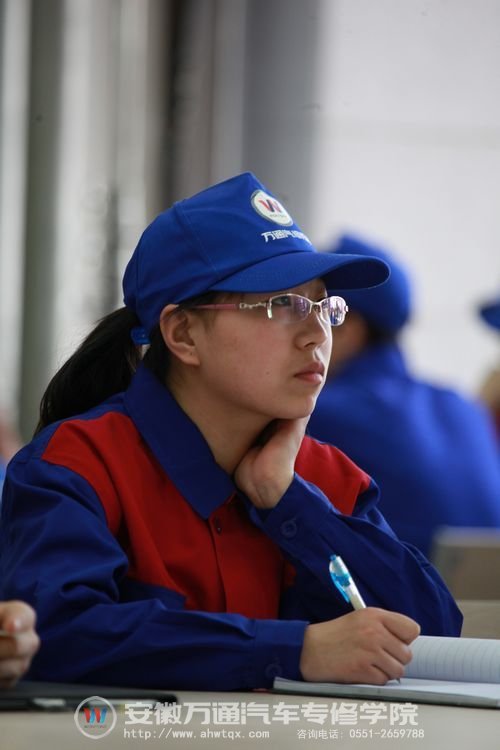 在万通学汽修的女生