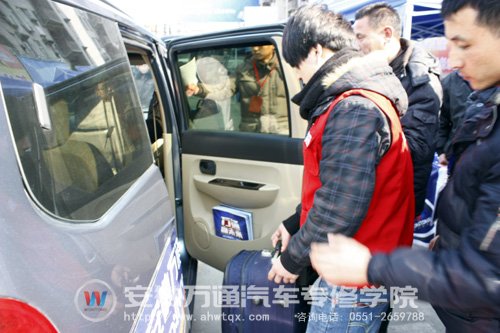 志愿者把新生行李送上前往我院的校车