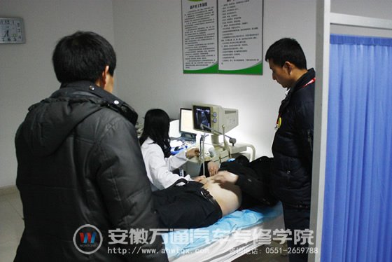 学院老师陪同万通学子做检查