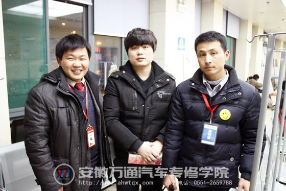 学子与学院老师合影