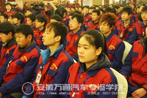 公映会现场同学们认真的看着