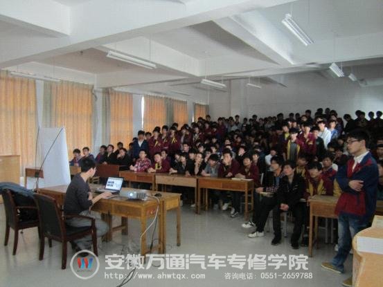 企业宣讲，学员认真倾听