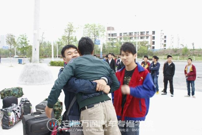 同学间深情相拥